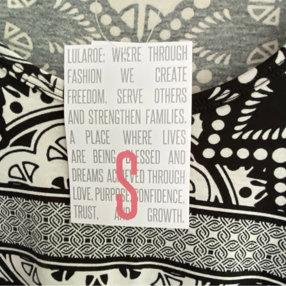 LulaRoe LYNNAE Black & White Long Sleeve Stretchy Polyester/Spandex SMALL NWT - Picture 2 of 5